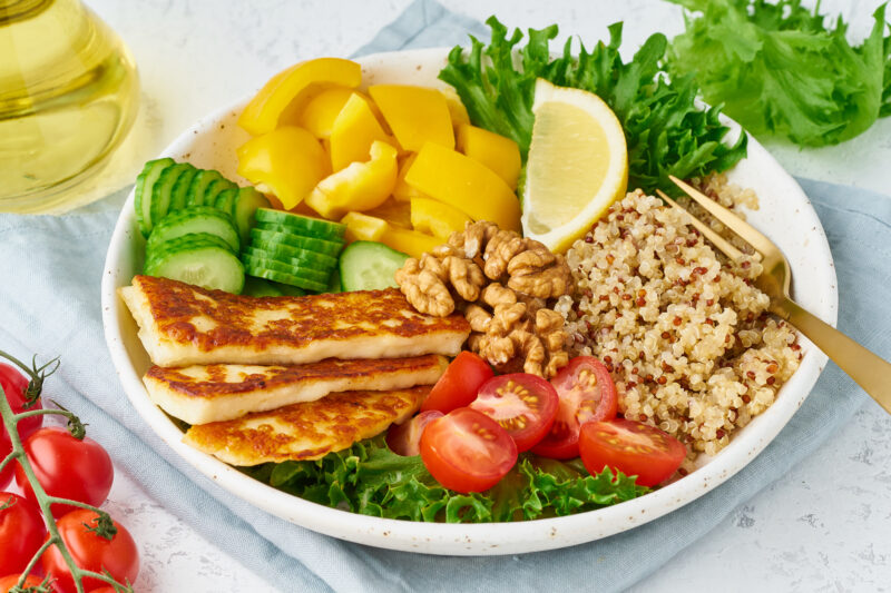 KW 40 – M1 | Quinoa-Reis Bowl mit Halloumi (Grillkäse), Gemüse und ...